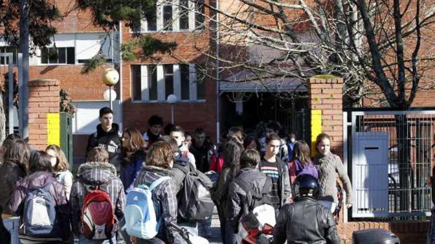 Alumnos en la entrada de un instituto gallego. / josé lores