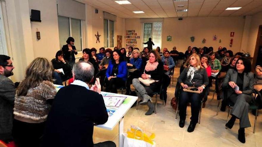 Charla sobre mujeres emprendedoras en un centro gallego.