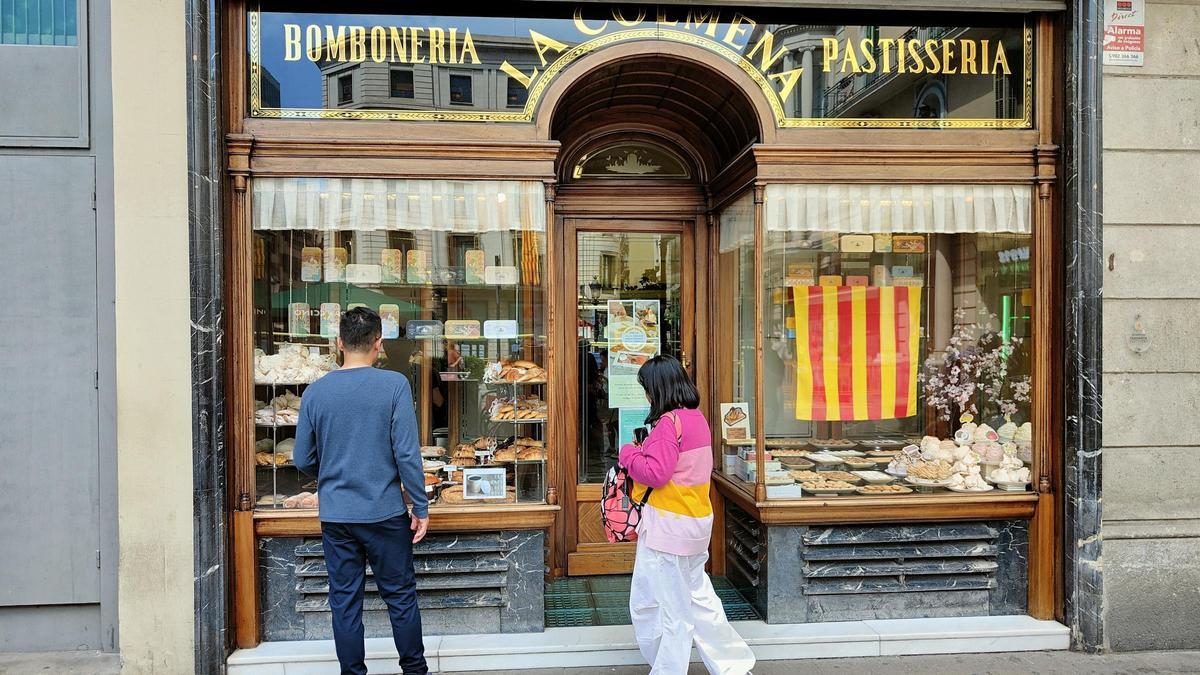La entrada de la pastelería La Colmena, en Barcelona.