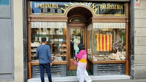 La entrada de la pastelería La Colmena, en Barcelona.