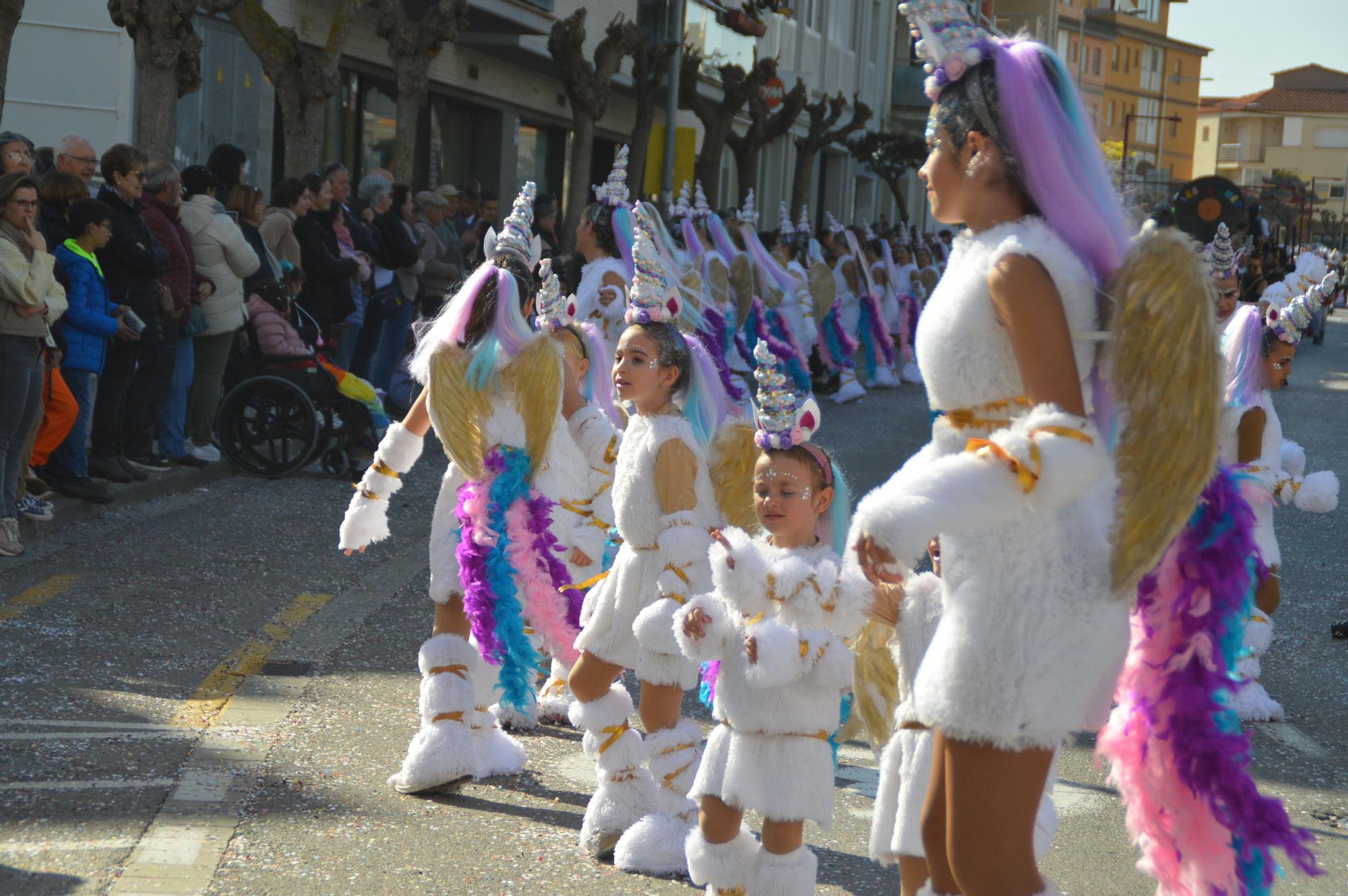 L'Escala vibra amb una rua de carnaval carregada d'imaginació