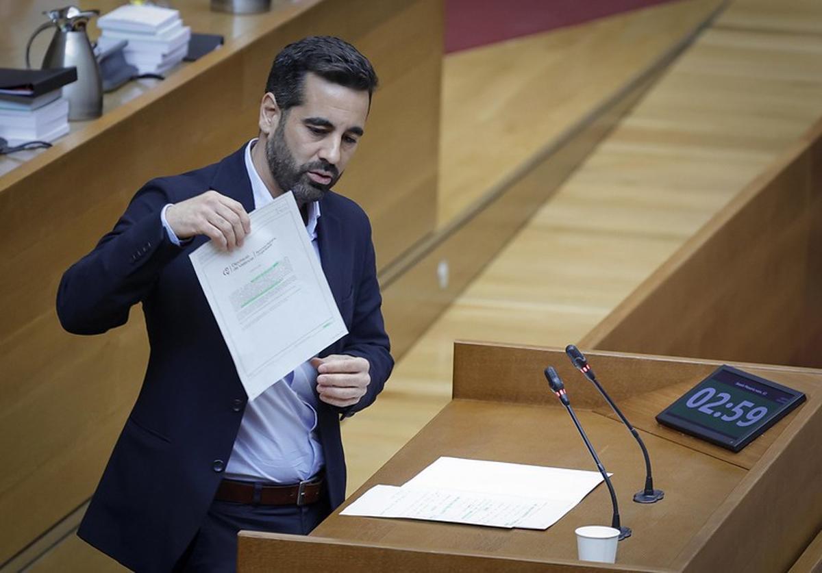 El síndic del PSPV, José Muñoz, enseña la resolución de la comisión de servicios, este jueves, en las Corts.