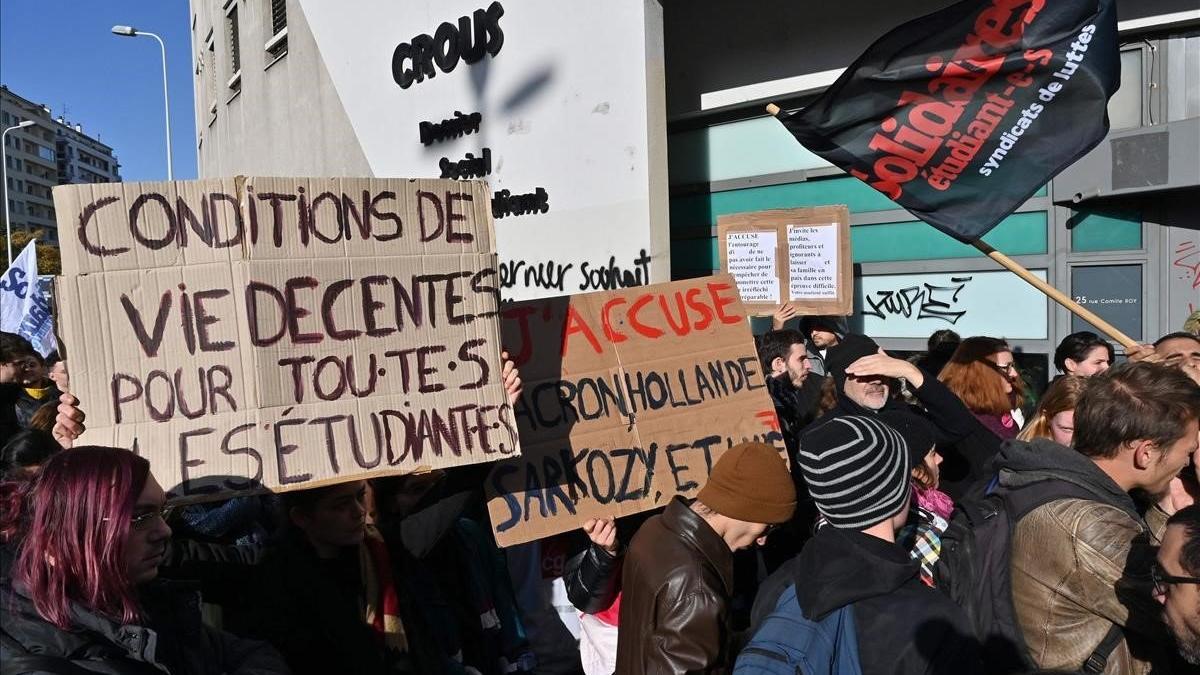 Manifiestación estudiantes fuera del campus universitario de Lyon.