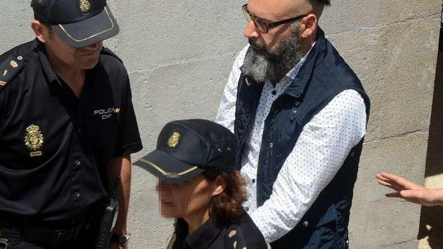 La Policía custodia al acusado a su salida del juicio. // Rafa Vázquez