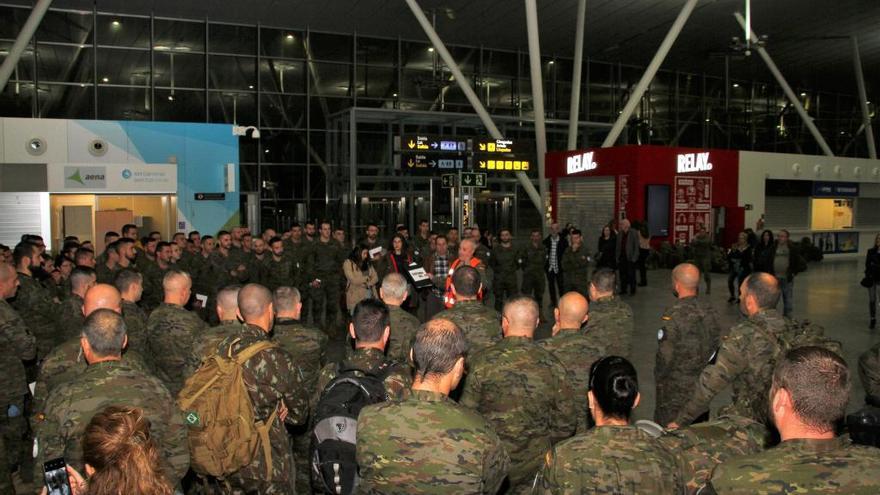 Militares de la Brilat en Lavacolla antes de partir hacia el Líbano.