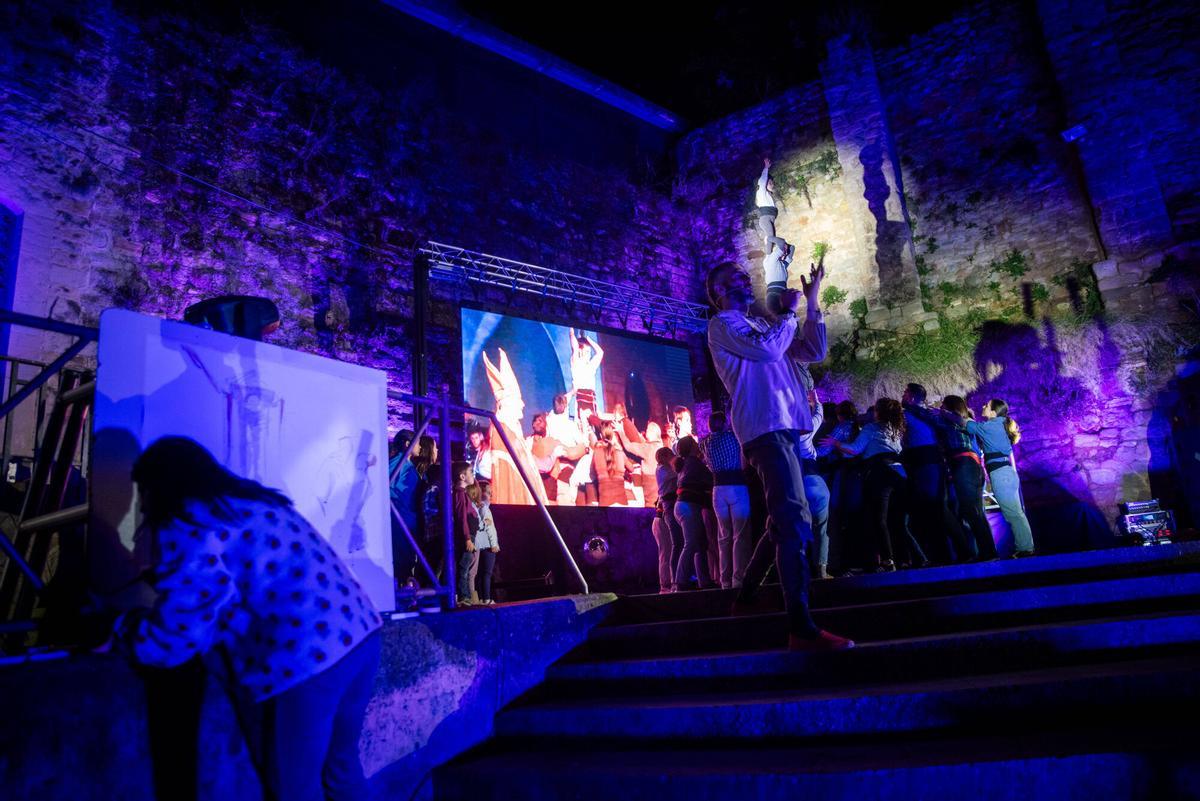 La prèvia de la Llum homenatja el miracle de la Séquia amb atletes, espelmes i espectacle