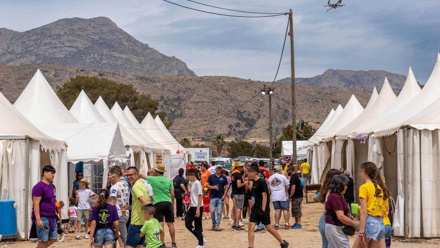 Las peñas de Benidorm se preparan para la Acampada: servicios de taxi y bus y aparcamiento &quot;extra&quot;