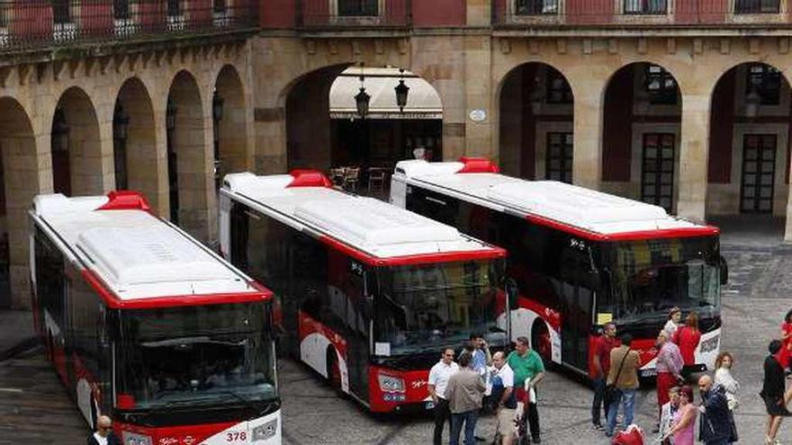 Varios autobuses aparcados en la plaza Mayor.