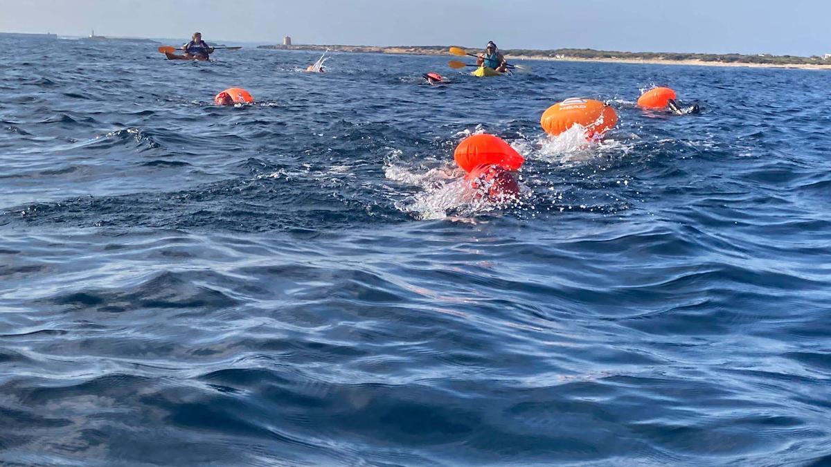 El paratriatleta Javier Vergara cumple con éxito su reto de 5km de natación por una causa benéfica