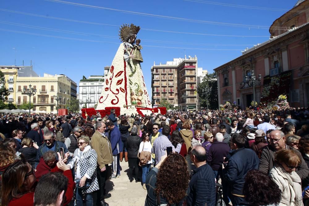 La plaza se llena para ver el manto de la Virgen