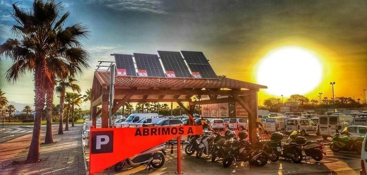 Parking con exposición de placas solares en BRICOMART Málaga