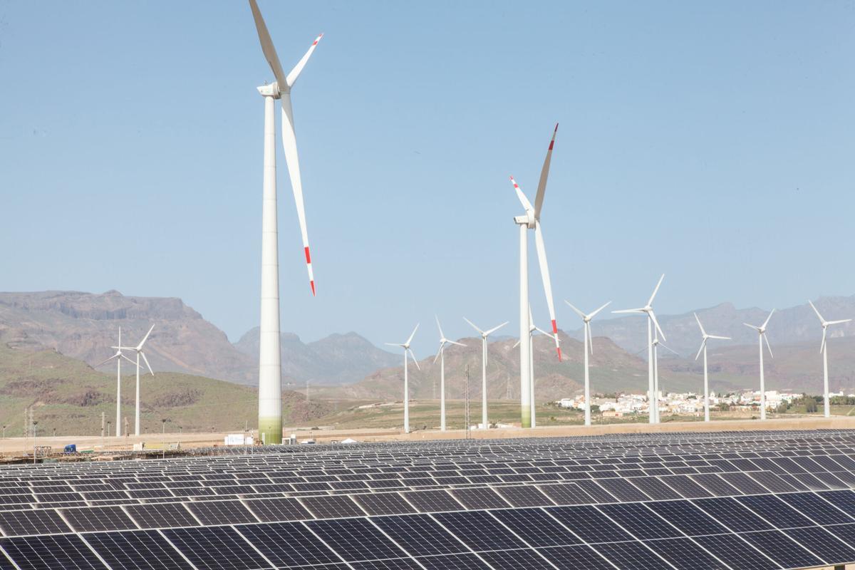 Un parc fotovoltaic situat a les illes Canàries en una fotografia d’arxiu.27/10/2022 Aerogeneradores y paneles solares en la inauguración del mayor complejo de generación de energías renovables de Canarias, a 27 de octubre de 2022, en San Bartolomé de Tirajana, Gran Canaria, Canarias (España). Este complejo es uno de los mayores del mundo creados en una isla, al estar compuesto por ocho parques eólicos y 12 plantas fotovoltaicas con una capacidad total instalada de 100 MW, el equivalente al consumo anual de electricidad de 54.000 familias. Además, el parque permitirá reducir en 112.000 toneladas las emisiones de CO2 y evitará el consumo anual de casi 20.000 toneladas de combustibles fósiles. Estas instalaciones han supuesto una inversión de 125 millones de euros. ECONOMIA Europa Press