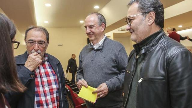 El exsenador Ángel Franco; el secretario local del PSOE en Alicante, Miguel Millana; y el aún portavoz municipal, Francesc Sanguino. | PILAR CORTÉS