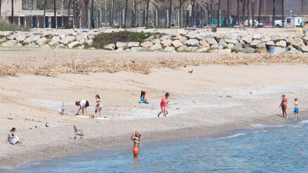 Cerrada la playa de Sant Adrià de Besòs por contaminación