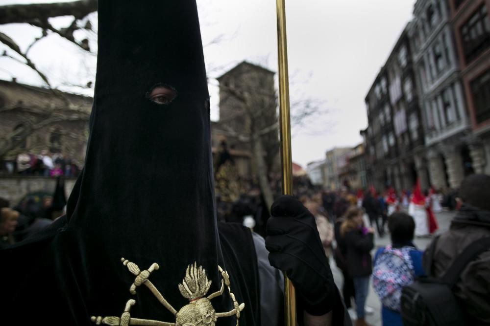 Desenclavo y procesión del Santo Entierro en Avillés