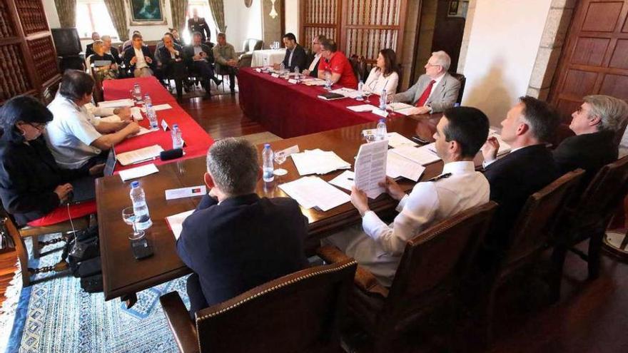 El comandante naval del Miño y el capitán del Puerto de Caminha presidieron la reunión. // A.H.