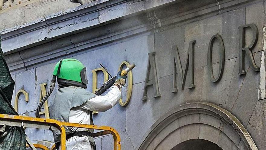 Un operario limpia la fachada del teatro. | Irma Collín