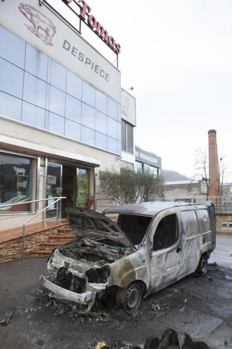 Arden dos furgonetas de una empresa cárnica en el polígono de El Sutu de Laviana