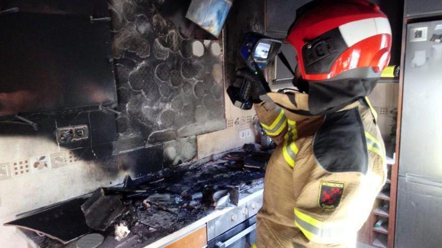 Evacuada una mujer intoxicada por humo al incendiarse su cocina en Andorra