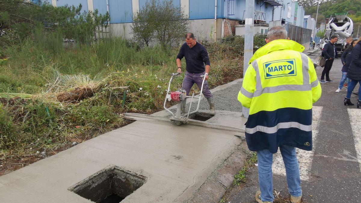 Los trabajos para la construcción de las aceras en el polígono de Castiñeiras, a finales de 2019.