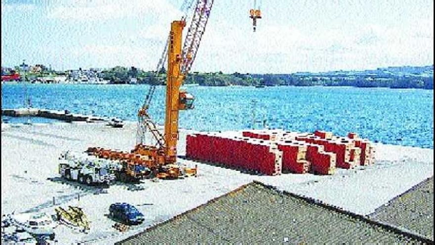 Explanada de carga y descarga en el puerto ribadense de Mirasol.