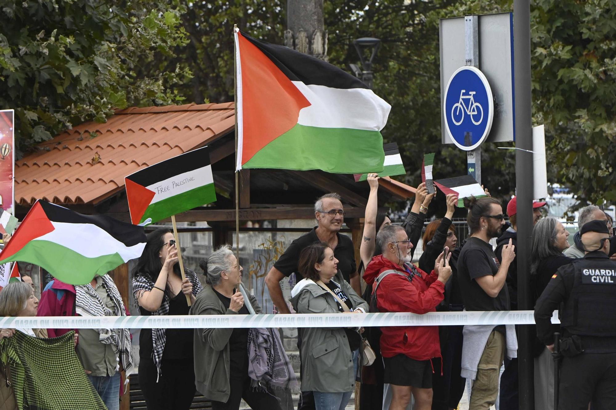 Concentraciones contra el equipo de Israel por el genocidio en Gaza durante el paso de La Vuelta por Pontevedra