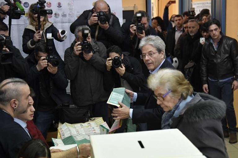 Paolo Gentiloni, actual primer ministro, vota en Roma.