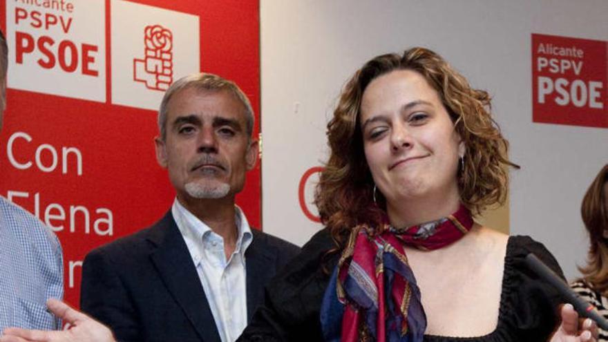 Elena Martín, acompañada de su &quot;número dos&quot; Gabriel Moreno, tras conocer su derrota.