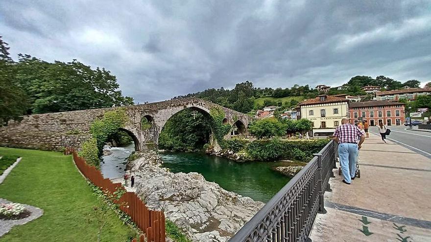 El puente “romano” de Cangas de Onís, ayer. | M. Villoria
