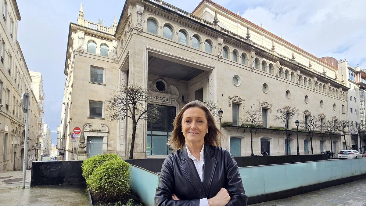Luisa Sánchez, delante del Teatro Cine Fraga.