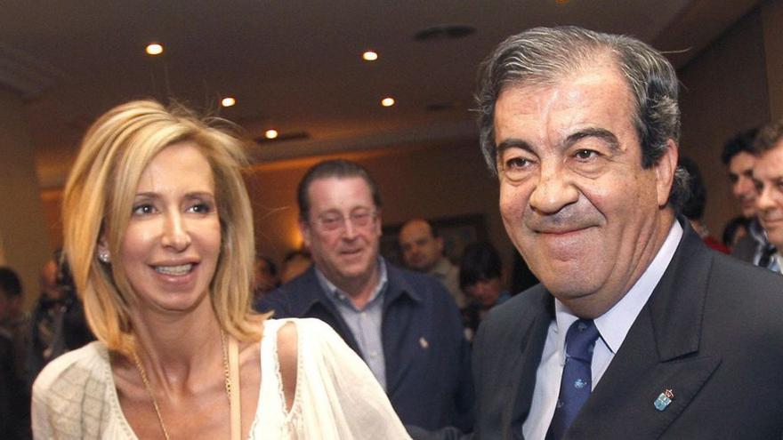 Francisco Álvarez-Cascos, junto a la por entonces su mujer, María Porto, en una imagen de 2012. | J. L. Cereijido / Efe