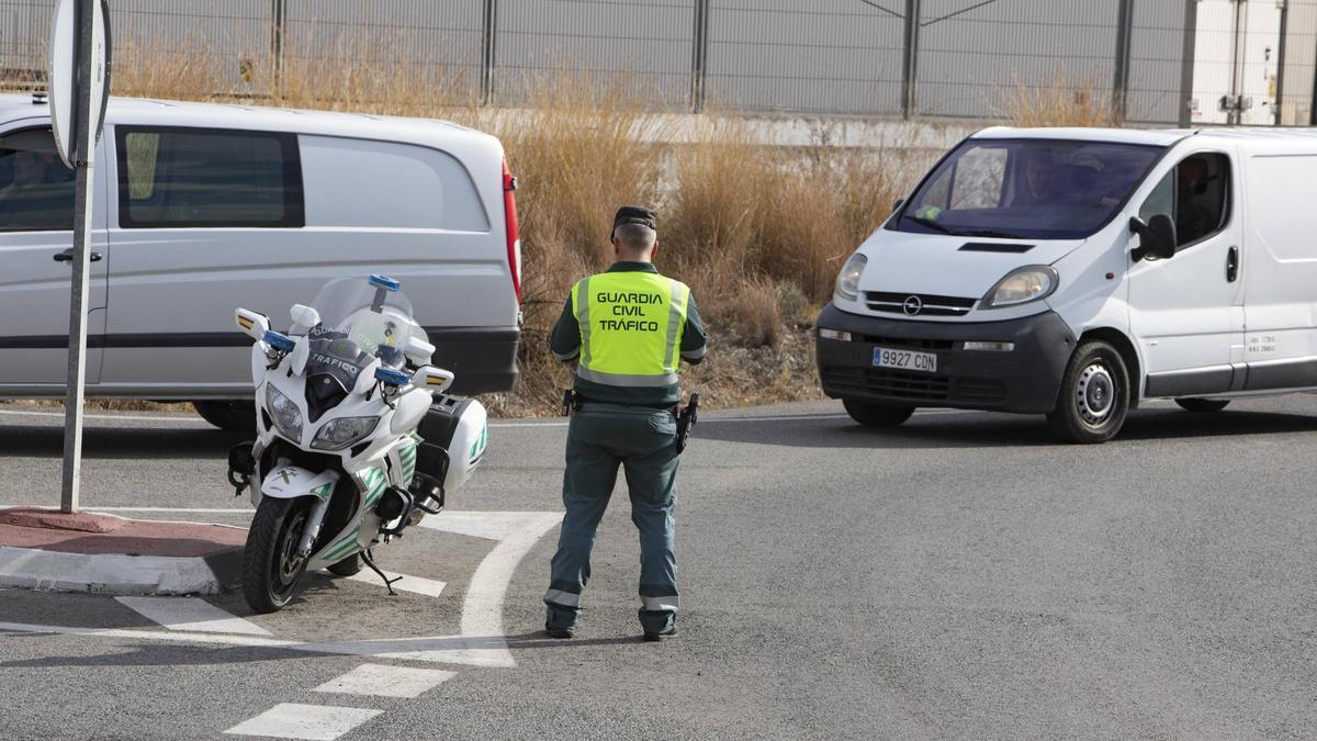 Un agente de la Guardia Civil regula el tráfico en la entrada de Xàtiva.