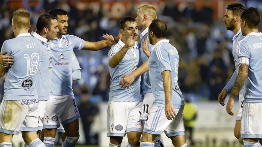 Los jugadores del Celta celebran el gol de Jonny. // Marta G.Brea