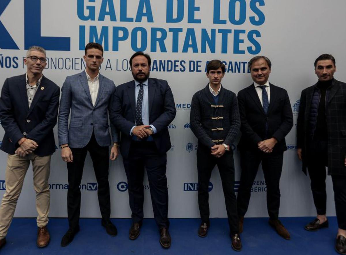 Ubaldo Aracil; el novillero Borja Escudero; el periodista José Germán Estela; el novillero Kevin Alcolado; el empresario de la Plaza de Toros de Alicante, Nacho Lloret; y Francisco José Palazón.