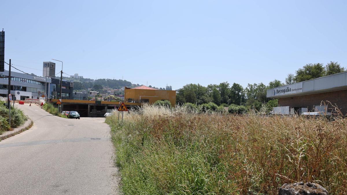 Parcela de camiño do Raviso donde está proyectada la nueva gasolinera, junto a la avenida de Madrid.