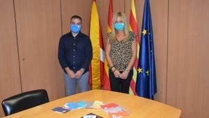La alcaldesa de Rubí, Ana María Martínez, recibe las mascarillas de la empresa Robin Hat 