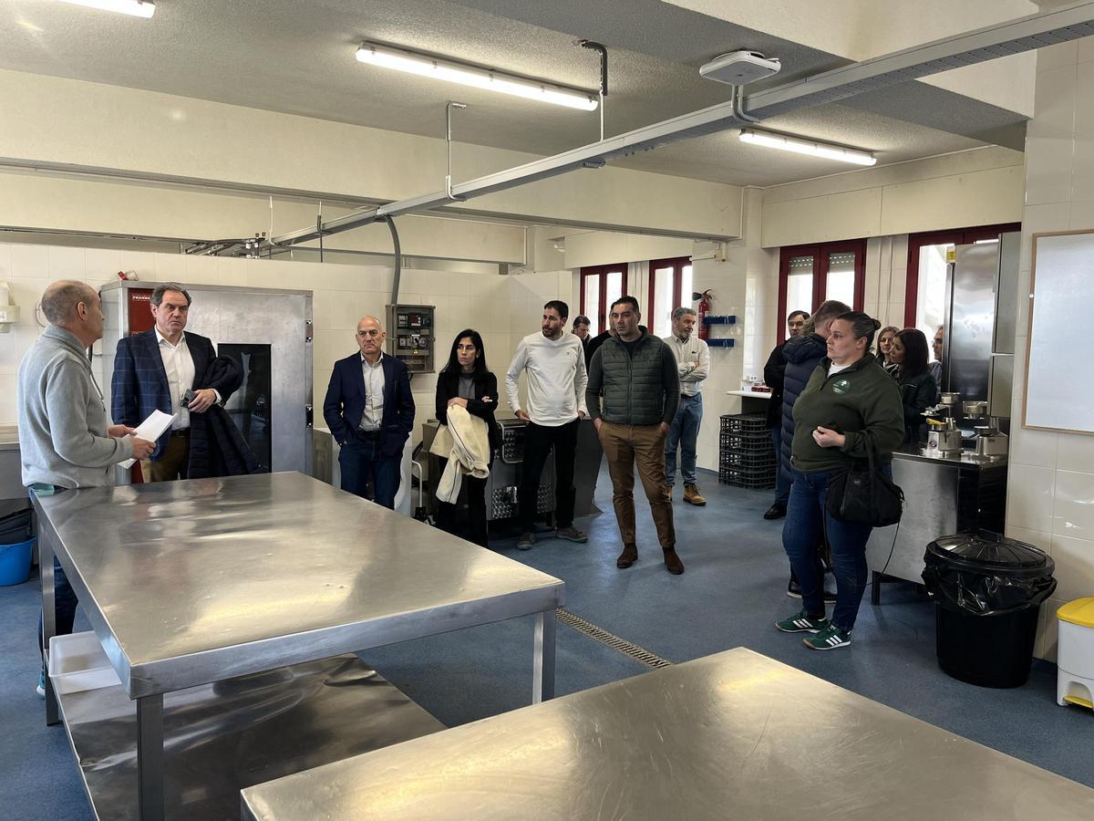 Visita a las instalaciones del IES Alfonso IX por parte de representantes de empresas.
