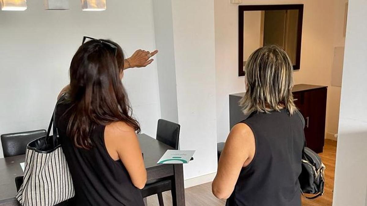 Una agente inmobiliaria muestra una vivienda disponible para alquilar en Castelló.
