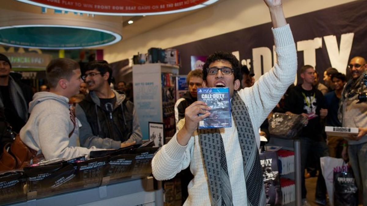 El primer cliente en hacerse con 'Call of Duty: Ghosts', esta madrugada en una tienda de Londres.