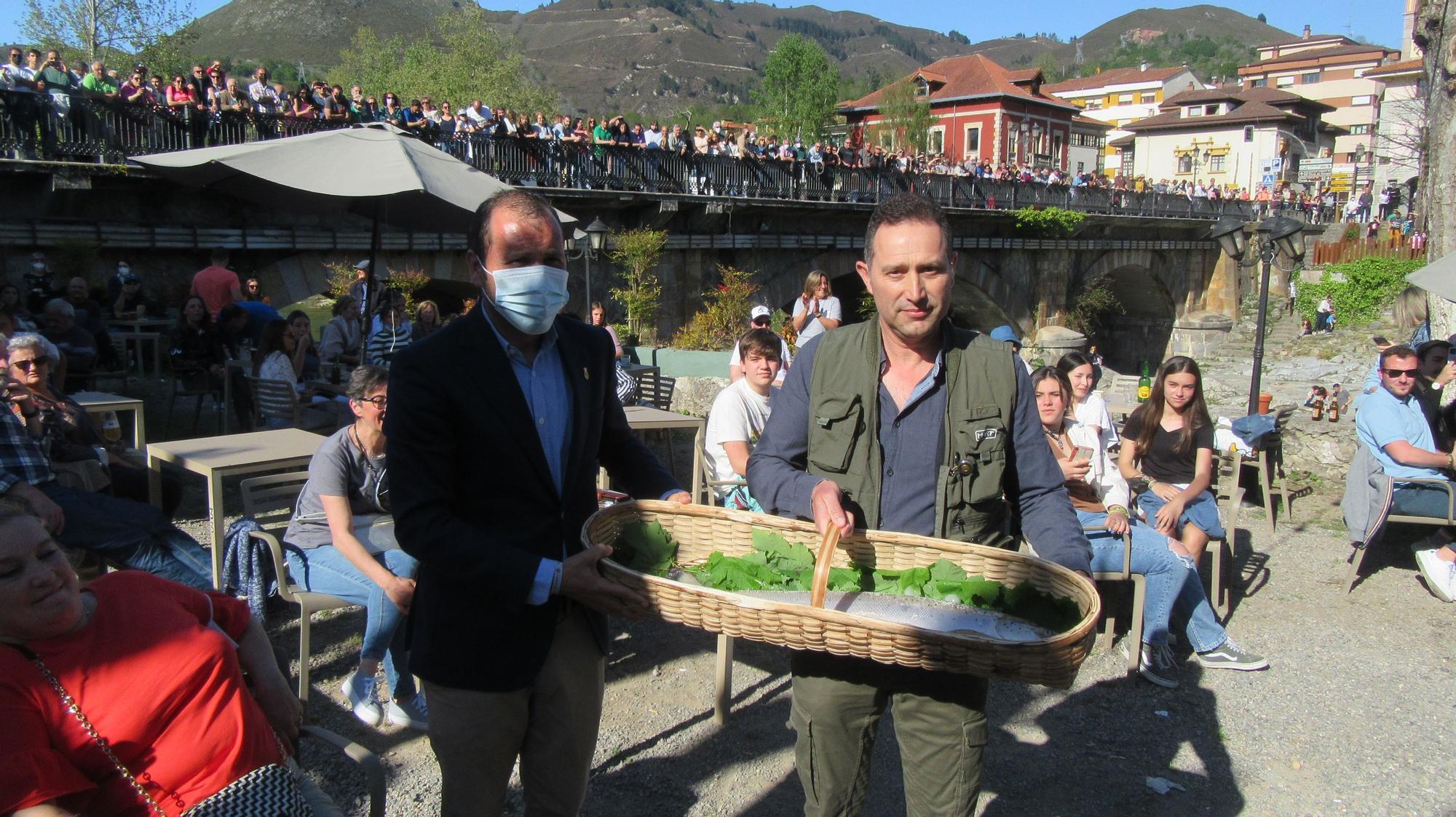 EN IMÁGENES: Así fue la subasta del campanu del Sella, que se hizo de rogar