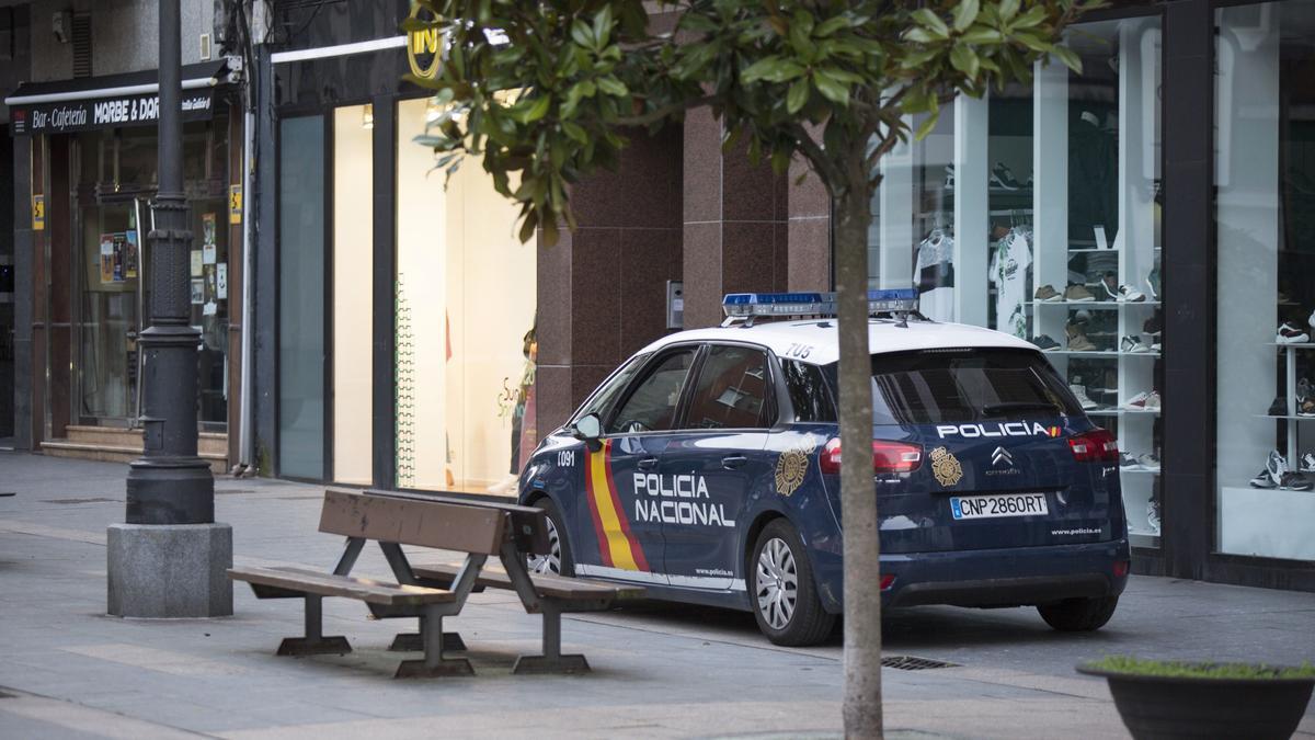 Un coche de la Policía Nacional, en la calle Manuel Llaneza.