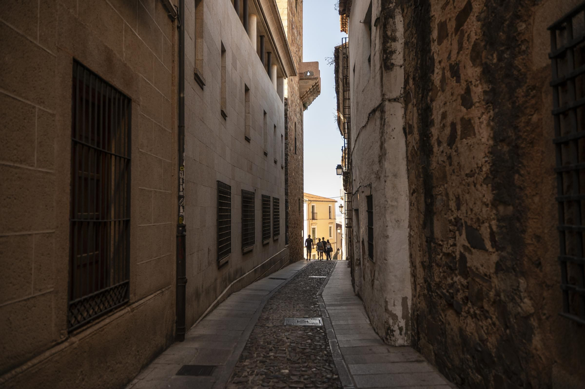 Galería | Primer paso para soterrar los cables de la parte oeste de Intramuros en Cáceres
