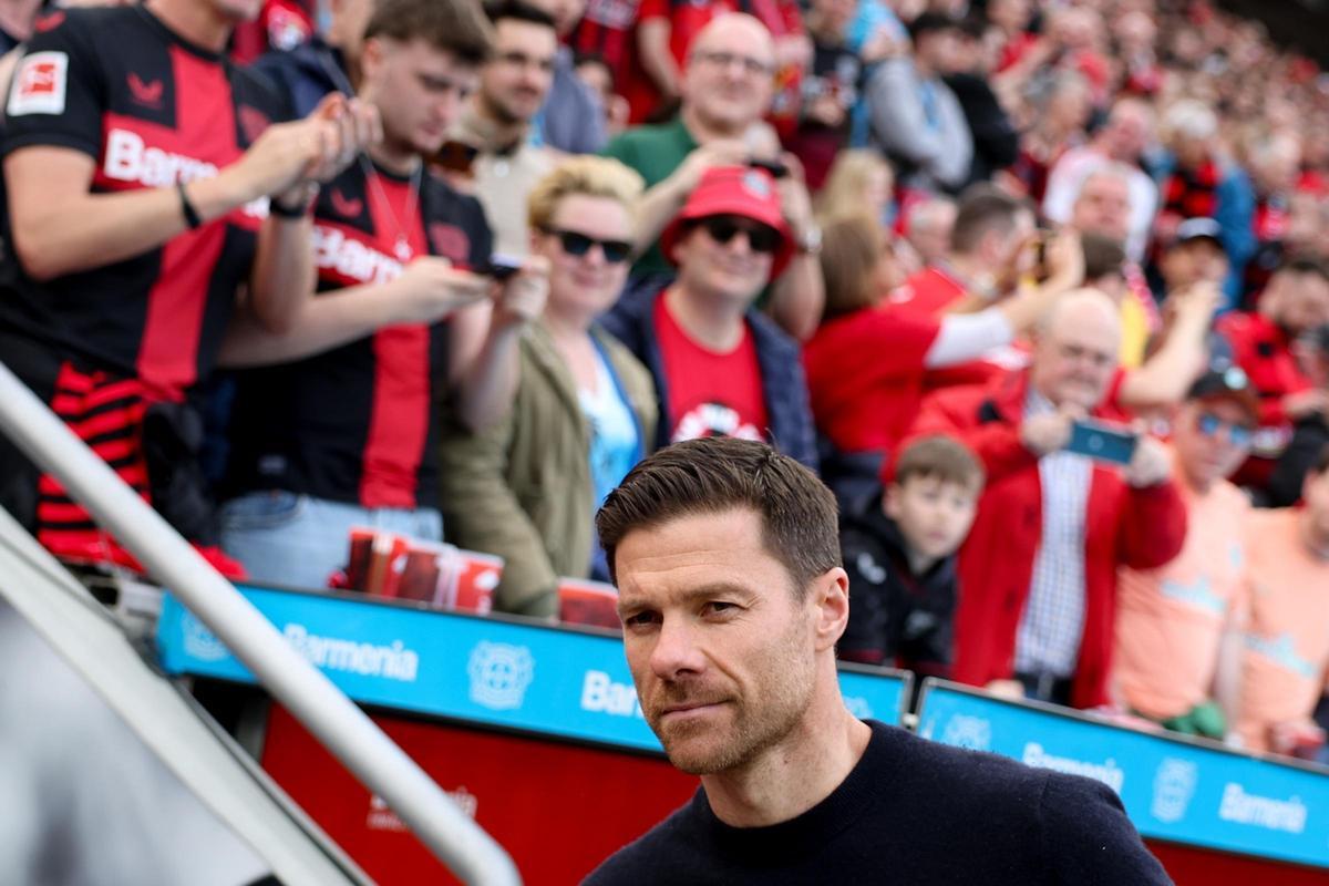 Xabi Alonso, entrenador del Bayer Leverkusen, al inicio del partido entre el Bayer Leverkusen y el Werder Bremen en el que pueden proclamarse campeones de la Bundesliga por primera vez en su historia. Xabi Alonso, entrenador del Bayer Leverkusen, al inicio del partido entre el Bayer Leverkusen y el Werder Bremen en el que pueden proclamarse campeones de la Bundesliga por primera vez en su historia.