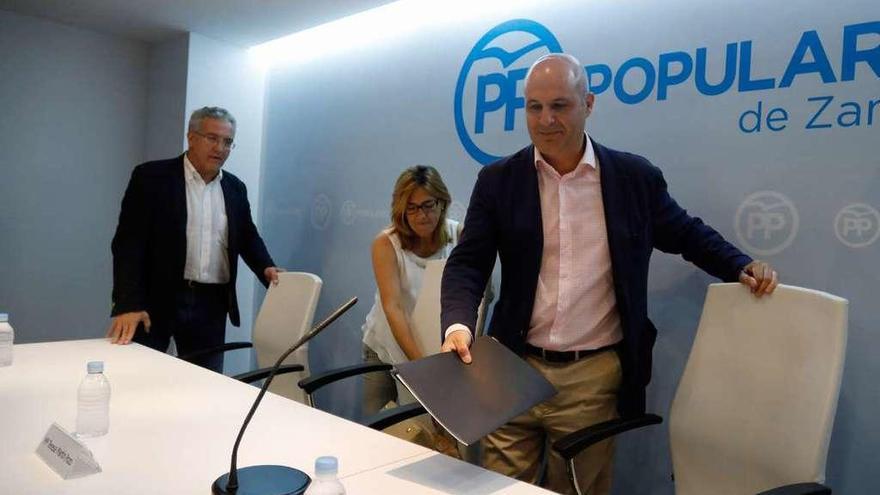 Óscar Reguera, Mayte Martín y Jorge Llorente durante la reunión informativa.