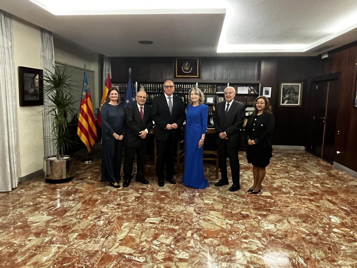 La comisión permanente de la nueva Junta Directiva del ICOMV, con Mercedes Hurtado al centro.