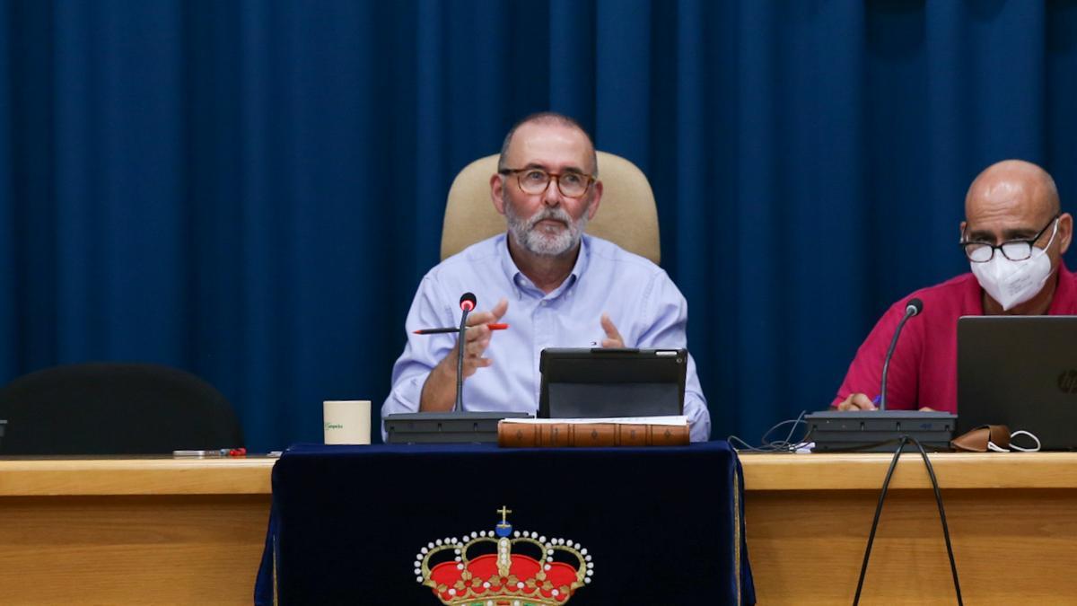El alcalde Juan José Berenguer presidiendo el pleno ordinario de este jueves que ha durado siete horas.