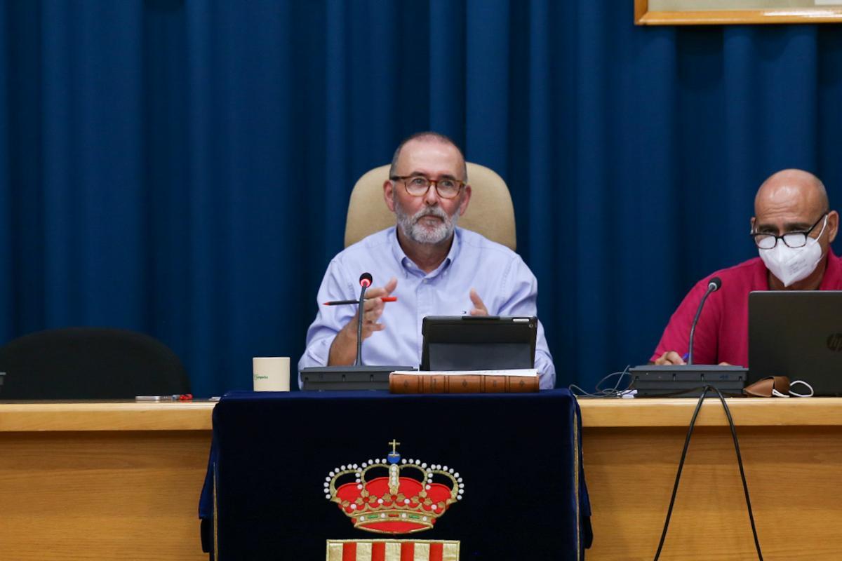 El alcalde Juan José Berenguer presidiendo el pleno ordinario de este jueves que ha durado siete horas.