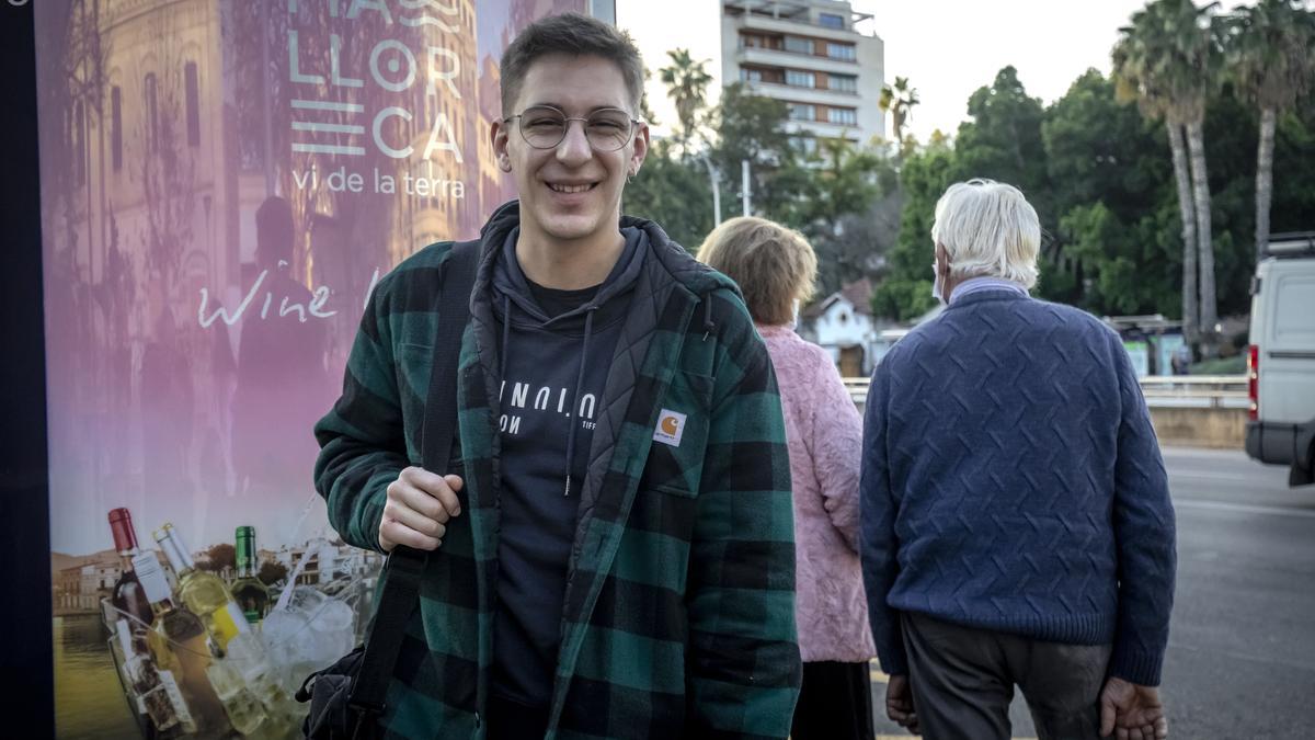 «Es una muy buena medida y los ciudadanos vamos a aprovecharlo, los trenes y los autobuses van llenos», celebró Toni Capó.