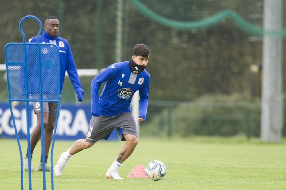 Luis César Sampedro dirigió a sus jugadores en un partido de once contra once en la ciudad deportiva de Abegondo.