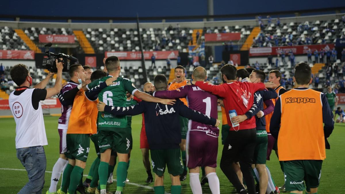 Los jugadores del Amorebieta celebran su clasificación para la final por el ascenso.